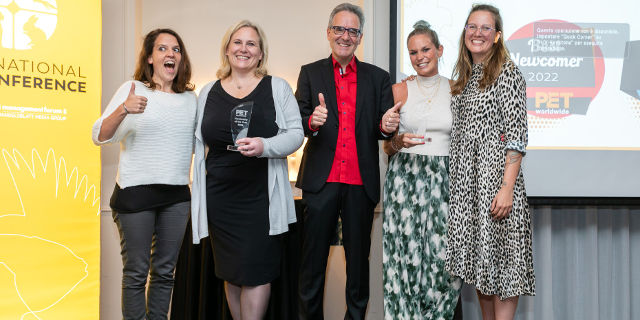Group photo with man: (from left) Award winners Stefanie Zillessen (Strayz), Dr Rowena Arzt (WZF), Saskia te Kaat and Madeline Metzsch (both of Strayz) with Ralf Majer-Abele (managing editor of pet and PET worldwide trade magazines).