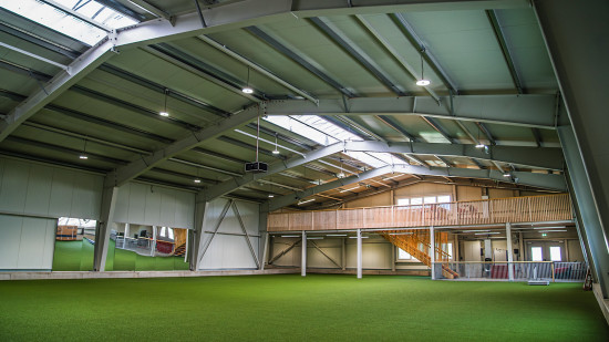 The training hall is around 1 000 m2 in size. The training hall is around 1 000 m2 in size.