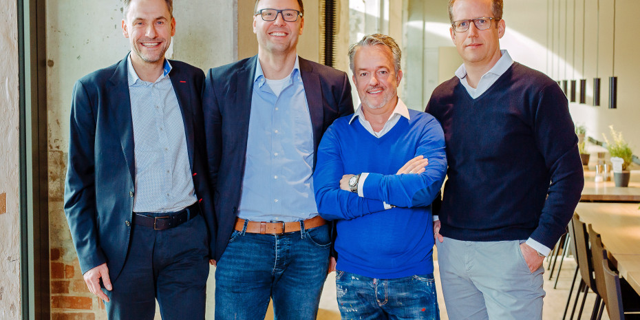 An upbeat mood at the annual press conference: the two directors Hans-Jörg Gidlewitz (left) and Volker Schultz (right), IT head Benjamin Beinroth (second from left) and founder and proprietor Torsten Toeller (second from right). Photos: Fressnapf Holding SE/Yvonne Ploenes (2)