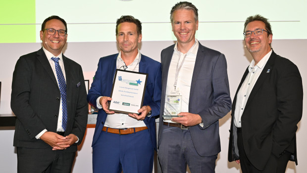 Receiving the Green Packaging Star Award, from left to right:  Johannes Bergmair, Thorsten Umek, Philipp Niehues and Harald Eckert, editor Kompack Magazin.