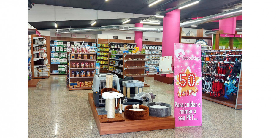 The medium-sized Petoutlet store has a retail area of 404 m². 