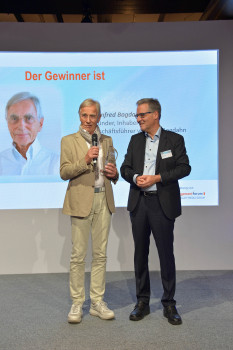 Manfred Bogdahn received the award from pet/PETworldwide managing editor Ralf Majer-Abele.