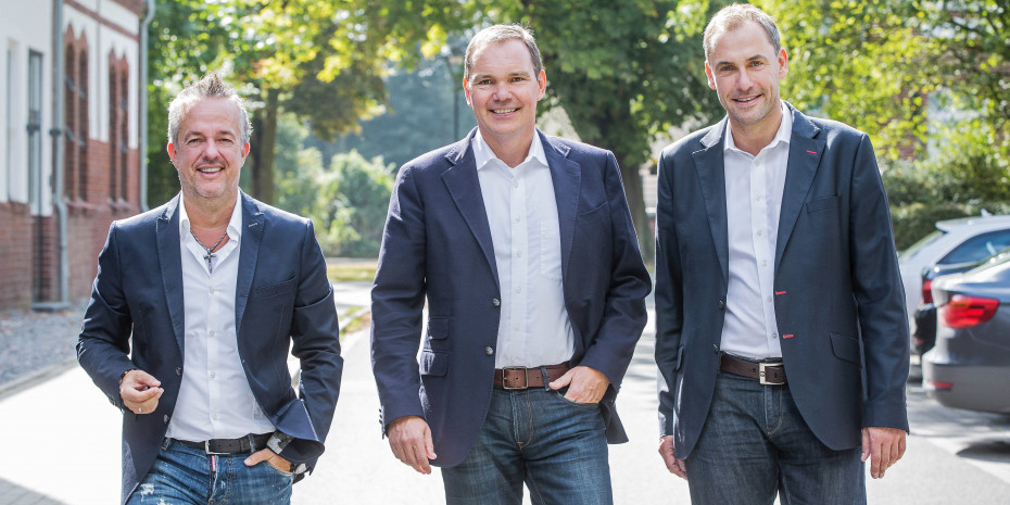 Dr Hans-Jörg Gidlewitz (right) and Alfred Glander (centre) with Torsten Toeller (right) Photo: Fressnapf Holding SE
