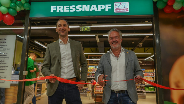 Fressnapf owner Torsten Toeller (right) and Country Manager Dániel Kisgergely at the opening of the first Romanian “Fressnapf” store.