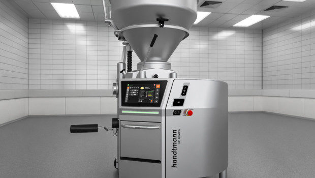 The vacuum filler can also portion paste-like pet food products. The vacuum filler can also portion paste-like pet food products.