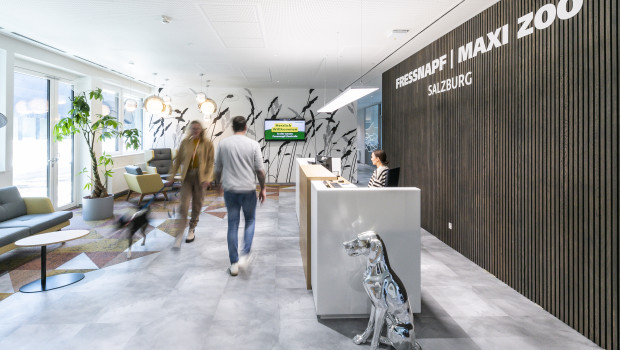 The new reception area was complemented by a Fressnapf news monitor.