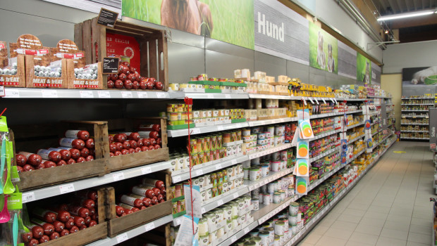 The dog food market grew by 4.5 per cent to 1.45 bn euros in bricks and mortar stores.
