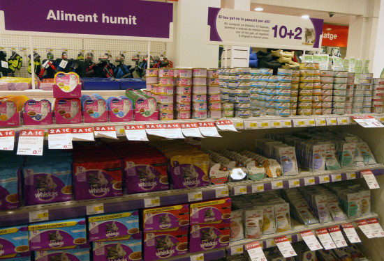 The international cat food market features a growing number of retailers’ private labels. 