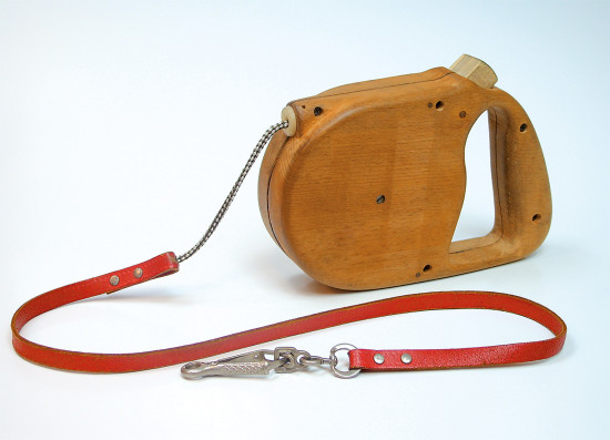 The prototype of the now well-known retractable leash was made from wood. The prototype of the now well-known retractable leash was made from wood.