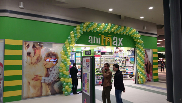 With over 60 stores, Animax is the Romanian market leader with regard to high street pet stores.