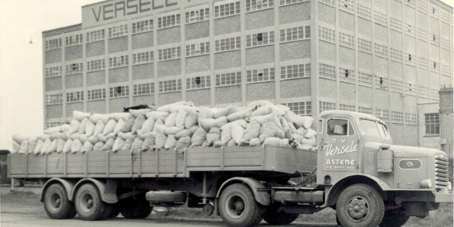 In 1937, company founder PrudentVersele took the decision to buildthe first food factory. The layingof the foundation stone in Astenemarked the start of Versele’s roadto growth and success.