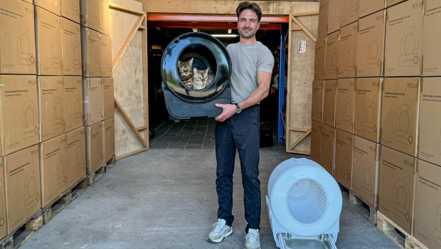 Johan Nap mit der neuesten Innovation Petlux V3 XXL, einer intelligenten, nachhaltigen und stilvollen Lösung für Katzenbesitzer.