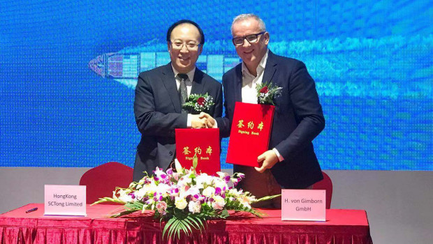 Signing the strategic partnership agreement (from left): Binyi Xu (chairman of 5Ctong Group) and Michael Baumgärtner (CEO of Gimborn Group).