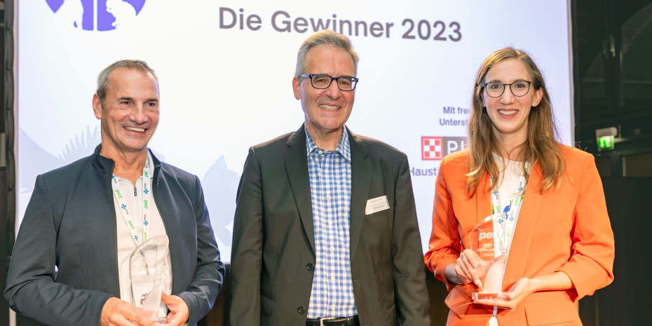pet Personality of the Year, Volker Haak, pet + PET worldwide editor-in-chief Ralf Majer-Abele, and pet Best Newcomer Fabiola Neitzel. 