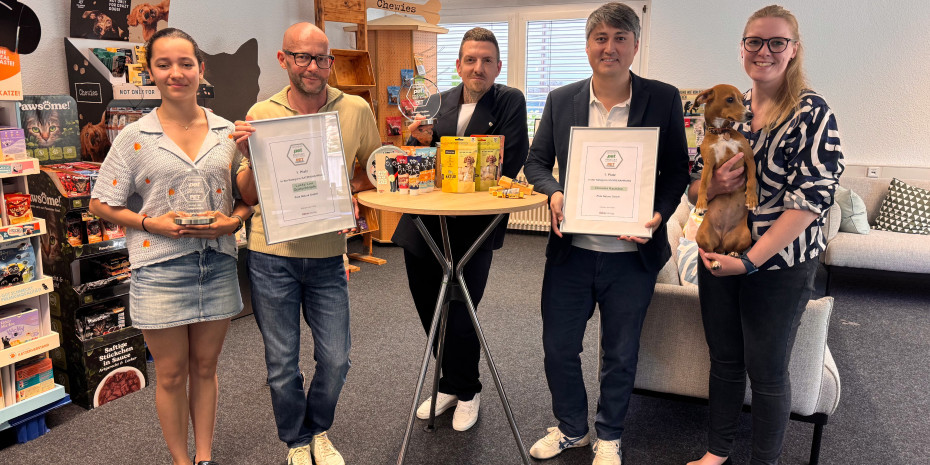 Founder Martin Schupp (2nd f.l.), COO David Bäuerle (2nd f. r.) and Head of Marketing Daniel Stuckert (center) and the entire Pets Nature team were delighted with the awards, which were presented personally by PET worldwide editor Sarah Daubert. 