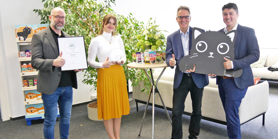 The presentation of the award for pet Product of the Year 2022/2023 in the cat category took place at the head office of Pets Nature in Fellbach: (from left) owner and CEO Christian Numsen, graphic designer Jacqueline Prost, pet managing editor Ralf Majer-Abele and COO David Bäuerle.