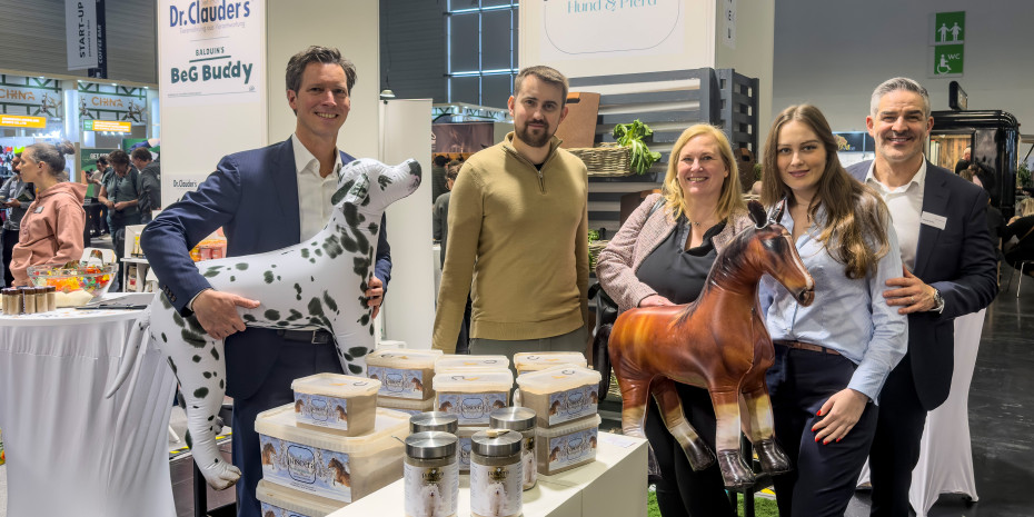 Gordon Bonnet (left), ZZF trade fair organiser Dr Rowena Arzt (centre) &nbsp;and Sebastian Rosito from Koelnmesse at the stand of start-up Pascera – with dog and horse.&nbsp;