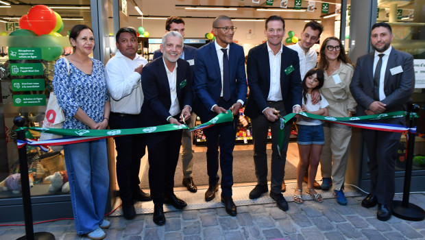 A double milestone: Matt Simister, CEO of the Fressnapf Group (5th from the right), and Vincent Doumerc, Managing Director of Maxi Zoo France (3rd from the left), jointly cut the traditional ribbon at the opening of the Fressnapf Group’s 3,000th store, which is also the 500th Maxi Zoo in France. A double milestone: Matt Simister, CEO of the Fressnapf Group (5th from the right), and Vincent Doumerc, Managing Director of Maxi Zoo France (3rd from the left), jointly cut the traditional ribbon at the opening of the Fressnapf Group’s 3,000th store, which is also the 500th Maxi Zoo in France.