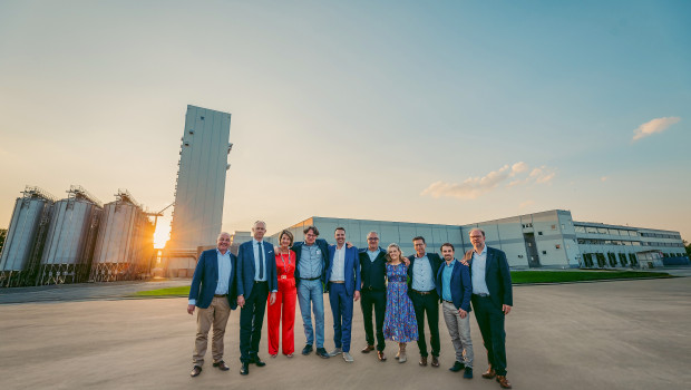 The management committee of Versele-Laga in front of the new production tower and warehouse in Hungary.
