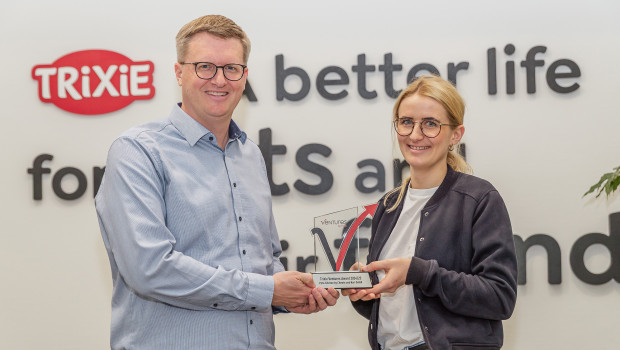 Trixie's sales director, Lars Hansen, presents the company's founder, Katharina Raida, with the Trixie Ventures Award.