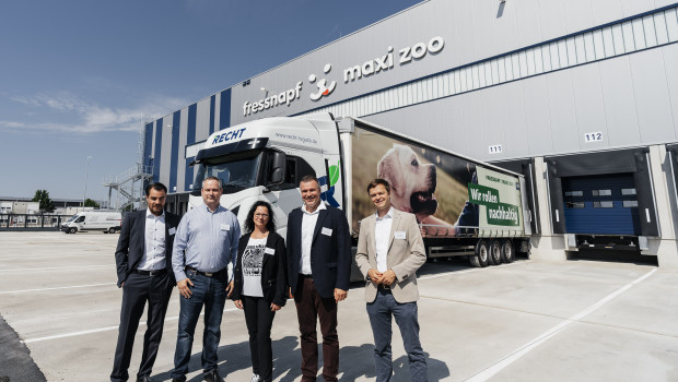 Official opening of the new warehouse: (from left) Daniel Oetjen (managing director, Panattoni Germany), Christian Buschmann (vice-president, logistics engineering & real estate, Fressnapf Group), site manager Annett Stockmann, Ralf Reinhardt, district administrator of Ostprignitz-Neuruppin district, and Nico Ruhle, mayor of Neuruppin.