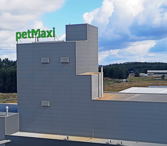Two production lines operate in the approx. 11 300 m² plant at Petmaxi.
