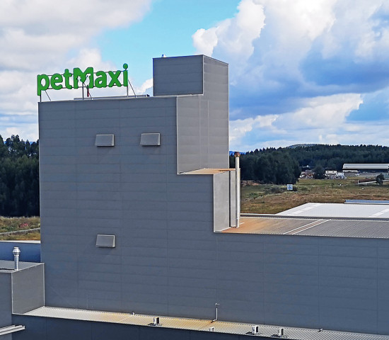 Two production lines operate in the approx. 11 300 m² plant at Petmaxi. Two production lines operate in the approx. 11 300 m² plant at Petmaxi.