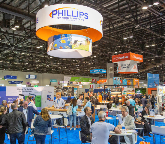 The leading US pet product companies exhibited on spacious stands.