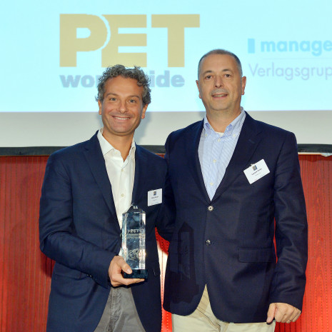 Ferplast managing director Nicola Vaccari (left) and sales manager Luciano Ponza received the award.
