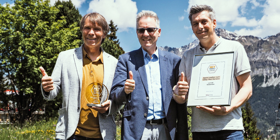 Award presentation: Roland Primus (left) and Mark Zimmermann (right) with PET worldwide managing editor Ralf Majer-Abele. 