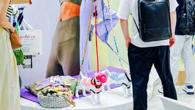 Pet fashion is a rapidly growing trend in China – Lenzing's exhibition at the 2025 Autumn Fair showcased the synergy between sustainability, functionality, people and pets. Pet fashion is a rapidly growing trend in China – Lenzing's exhibition at the 2025 Autumn Fair showcased the synergy between sustainability, functionality, people and pets.