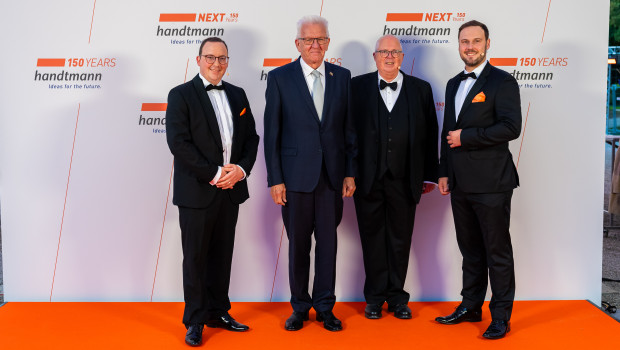 Winfried Kretschmann, Minister President of Baden-Württemberg (second from right), thanked long-standing company head and current advisory board chairman Thomas Handtmann (third from left). He wished the fifth family generation and new management team of Markus Handtmann (left) and Valentin Ulrich (right) every success.
