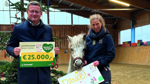 Hermann Aigner, Managing Director of Fressnapf Austria, presents the check for the e.motion Lichtblickhof Children's Hospice with Animals to Managing Director Roswitha Zink.