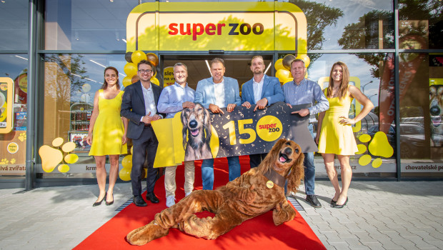 Following the opening of its 150th store in the Czech Republic, company boss Dušan Plaček (centre) announced another ten stores are to open this year.